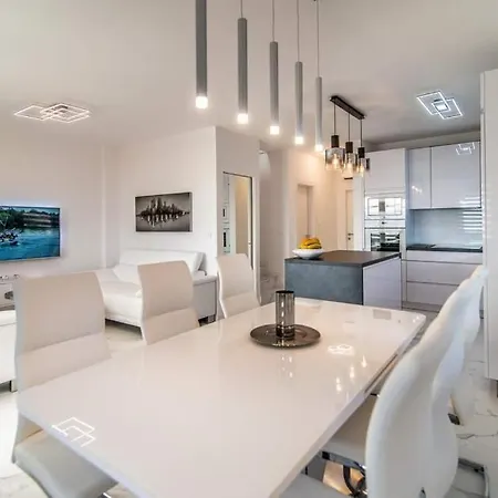 Luxury Queens On Two Floors With A Panoramic Sea View דירה דראמליי