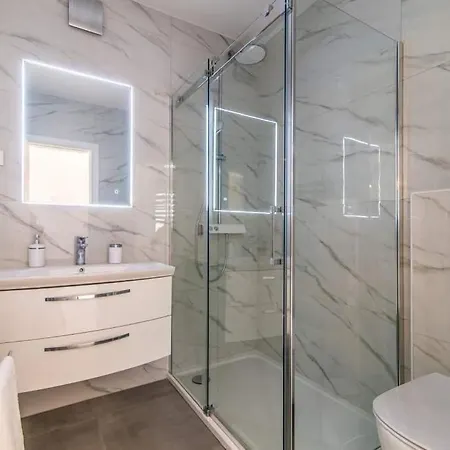 Luxury Queens On Two Floors With A Panoramic Sea View דירה דראמליי