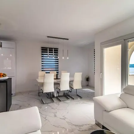 Luxury Queens On Two Floors With A Panoramic Sea View Apartament